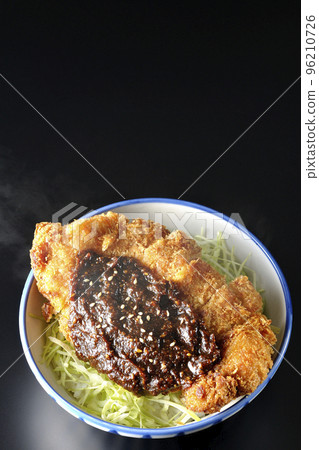 鳥瞰黑色背景上有大量捲心菜的滾燙味噌炸豬排 96210726