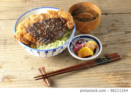 熱味噌炸肉排配大量捲心菜、熱味噌湯和泡菜 熱味噌炸肉排配大量捲心菜、熱味噌湯和泡菜 96211164