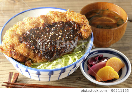熱味噌炸肉排配大量捲心菜、熱味噌湯和泡菜 熱味噌炸肉排配大量捲心菜、熱味噌湯和泡菜 96211165