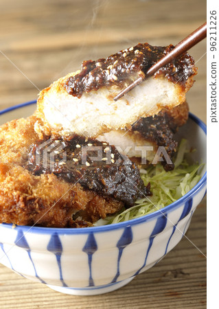 用大量的捲心菜吃熱味噌katsudon 96211226