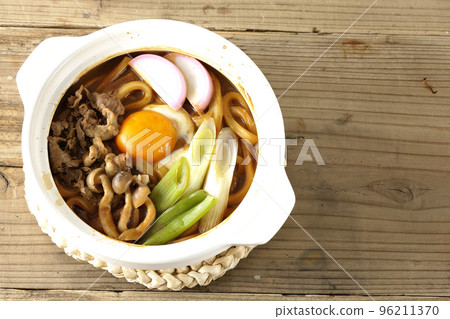 鳥瞰味噌烏冬面，配牛肉、shimeji 蘑菇、大蔥、魚糕和蛋黃 96211370