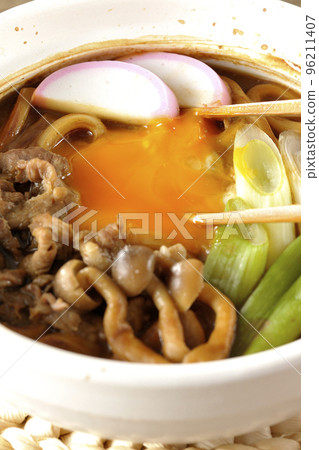 味噌燉烏冬面配牛肉、蘑菇、大蔥、魚糕和蛋黃 96211407