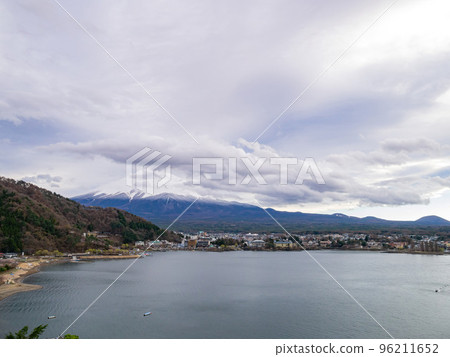 Afternoon high angle view of the Mt. Fuji with cityscape 96211652