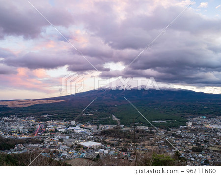 Afternoon high angle view of the Mt. Fuji with cityscape 96211680