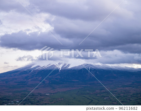 Afternoon high angle view of the Mt. Fuji with cityscape 96211682