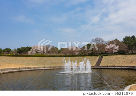 Sunny view of the West Lake landscape in the lakeside park 96211879