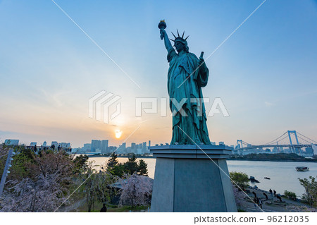 Sunny view of the Rainbow Bridge and Odaiba Statue of Liberty Sunny view of the Rainbow Bridge and Odaiba Statue of Liberty 96212035
