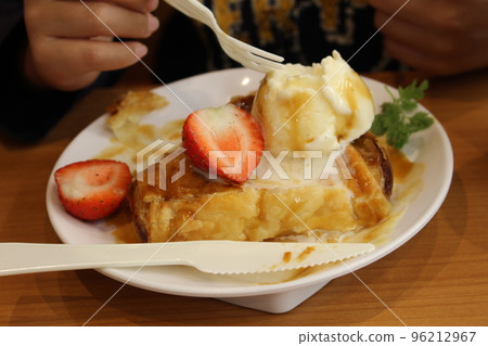 冰淇淋和蘋果派 96212967