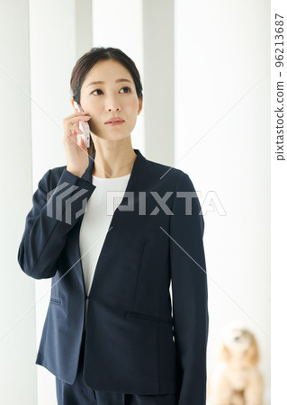 在辦公室工作的商務人士 在辦公室工作的商務人士 96213687