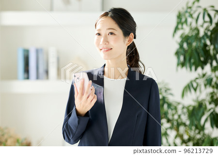 在辦公室工作的商務人士 96213729