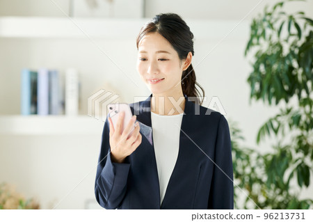 在辦公室工作的商務人士 96213731