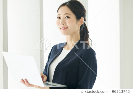 在辦公室工作的商務人士 96213743