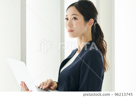 在辦公室工作的商務人士 96213745