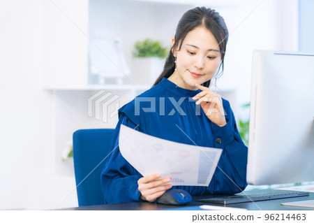 休閒女人在辦公室看文件的女商人 休閒女人在辦公室看文件的女商人 96214463
