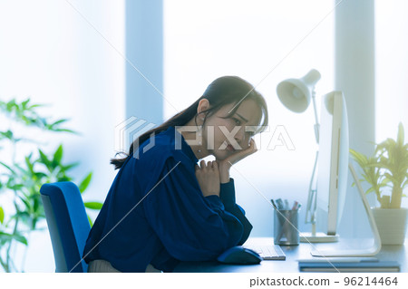 陷入困境的女人在辦公室裡 96214464