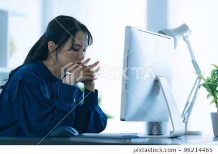 陷入困境的女人在辦公室裡 陷入困境的女人在辦公室裡 96214465