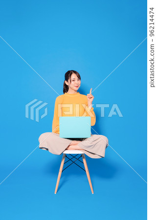 A woman who guides with a laptop Recommended Advertisement 96214474