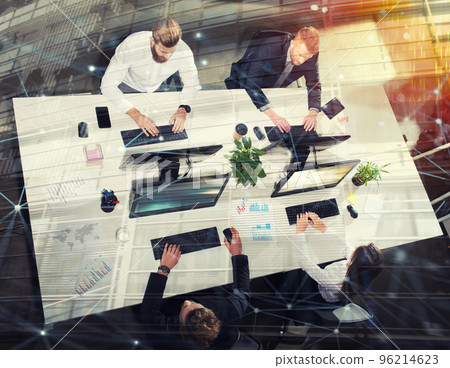 Businessperson in office connected on internet network. concept of partnership and teamwork 96214623