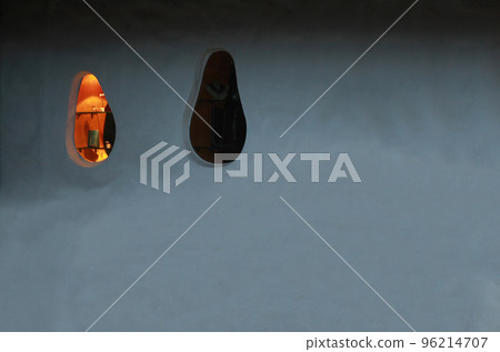 A window of a fashionable accessory shop with a unique shape 96214707