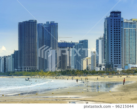 沿著美溪海灘的摩天大樓，峴港，越南/峴港，越南 96215044