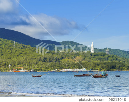 Linh Ung Temple and Son Tra Mountain overlooking the sea, Da Nang, Vietnam 96215048