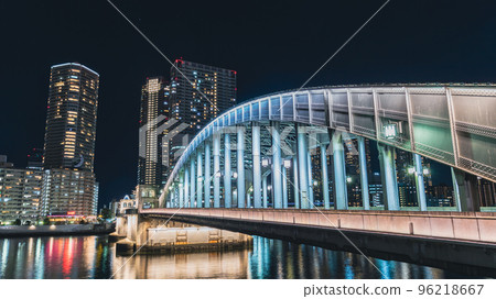 “東京”勝哄橋和塔樓公寓/隅田川夜景 96218667