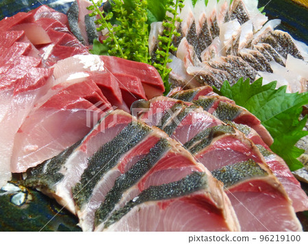 一盤生魚片，配上黃尾魚和咕嚕咕嚕的生魚片，還有烤焦的皮膚。 96219100