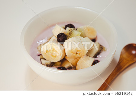 Banana, kiwifruit and blueberry yogurt 96219142