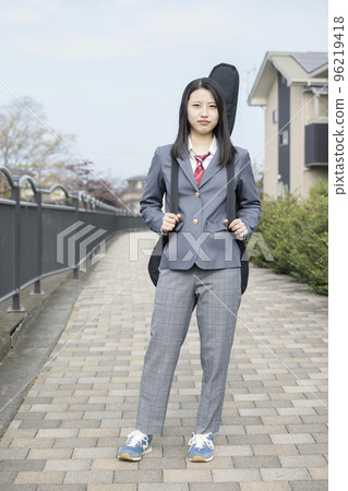 一個穿著 Stax 背著吉他上學的女高中生 96219418