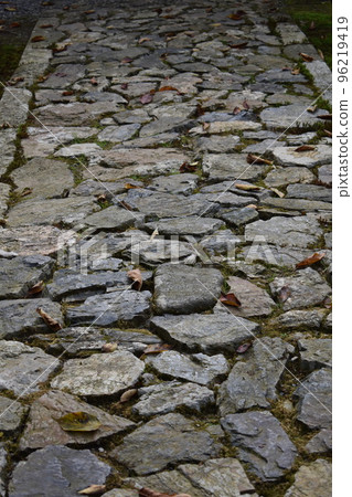 從寺門通往山寺的石板路 從寺門通往山寺的石板路 96219419