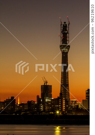 “東京”東京晴空塔在建和夜景荒川河床 “東京”東京晴空塔在建和夜景荒川河床 96219610