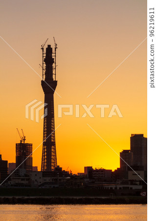 “東京”東京晴空塔在建和夜景荒川河床 “東京”東京晴空塔在建和夜景荒川河床 96219611