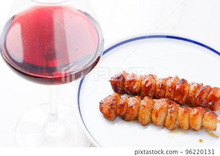 Charcoal-grilled yakitori bonjiri (sauce) and a glass of red wine 96220131
