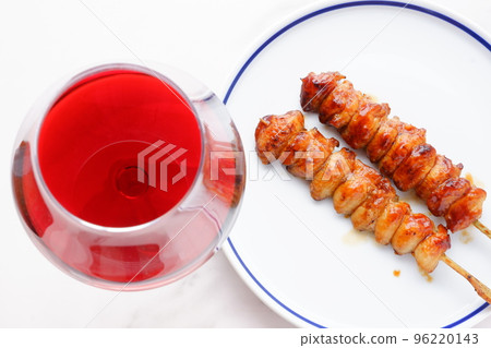 Charcoal-grilled yakitori bonjiri (sauce) and a glass of red wine 96220143
