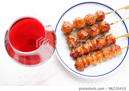 烤雞肉串（醬汁）在木炭和一杯紅酒上慢慢烤製 96220410