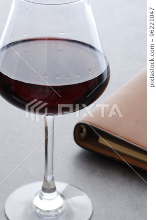 棕色皮革組織者和一杯紅酒 棕色皮革組織者和一杯紅酒 96221047