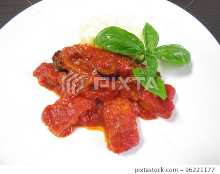 番茄燉豬肉配土豆泥和羅勒 番茄燉豬肉配土豆泥和羅勒 96221177
