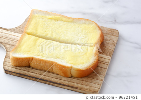 塗有人造黃油的麵包 塗有人造黃油的麵包 96221451