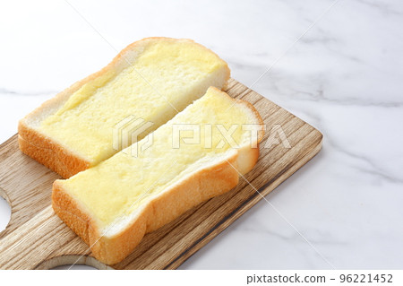 塗有人造黃油的麵包 塗有人造黃油的麵包 96221452