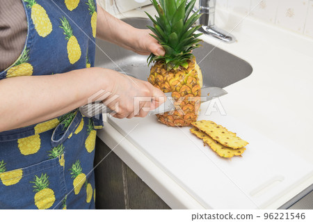 [Scrape off the surface of the pineapple] 96221546