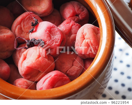 手工製作的Umeboshi 96221954