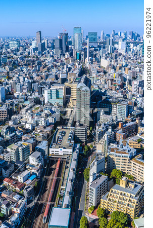 日本東京城市景觀 惠比壽站和成田特快 N`EX（後面是澀谷，也是櫻岡重建大樓） 96221974