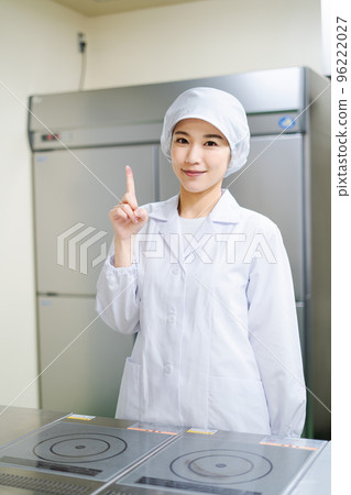 Young female cook (pointing pose) 96222027
