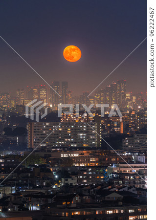 “東京”看滿月的東京城市夜景和新宿副中心的摩天大樓 96222467