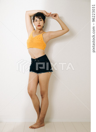 美麗的腿形象,穿著短褲的女人 美麗的腿形象,穿著短褲的女人 96223031