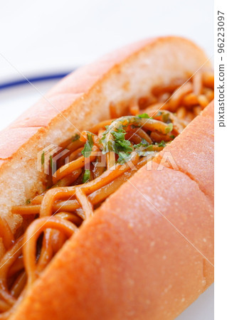 帶有鄉村風味的醬炒麵麵包 帶有鄉村風味的醬炒麵麵包 96223097