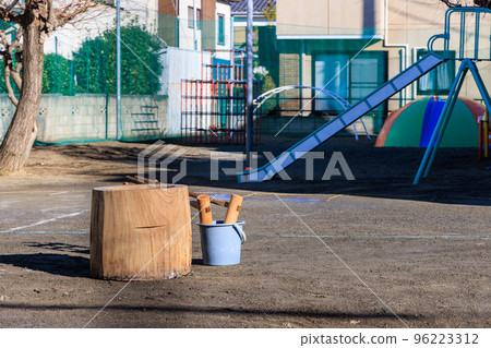 A mortar and pestle for the year-end kindergarten mochi-making competition 96223312