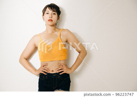 年輕女子,飲食,收縮 年輕女子,飲食,收縮 96223747