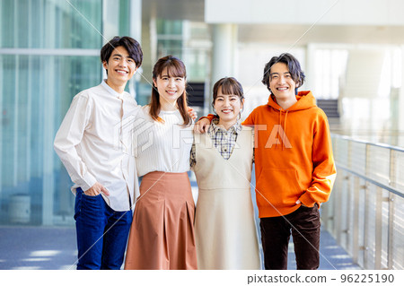 Young men and women of college students 96225190