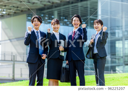 Businessman who plays guts pose Businessman who plays guts pose 96225207